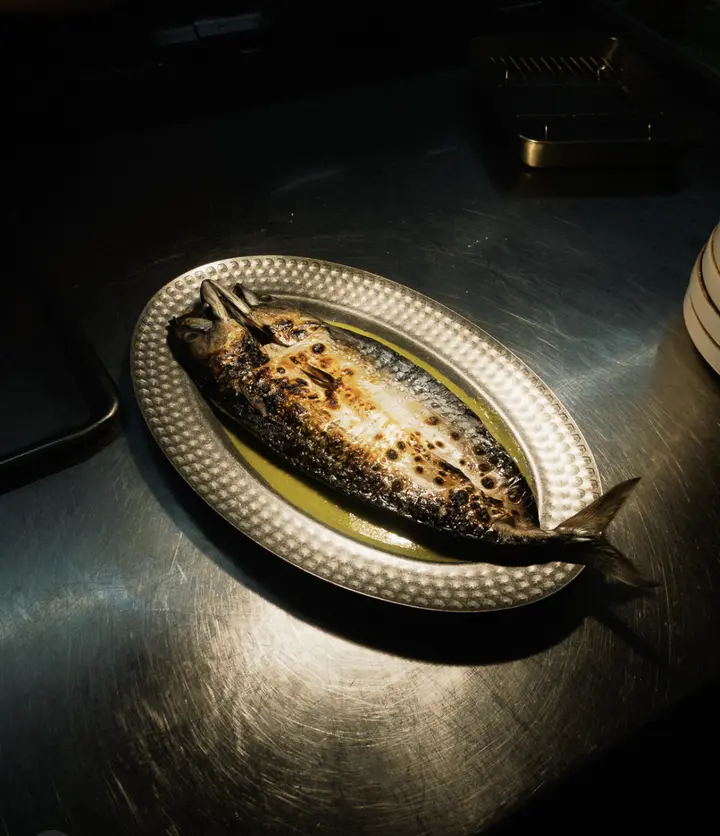 Maquereau grillé dans un plat martelé sur le comptoir en inox